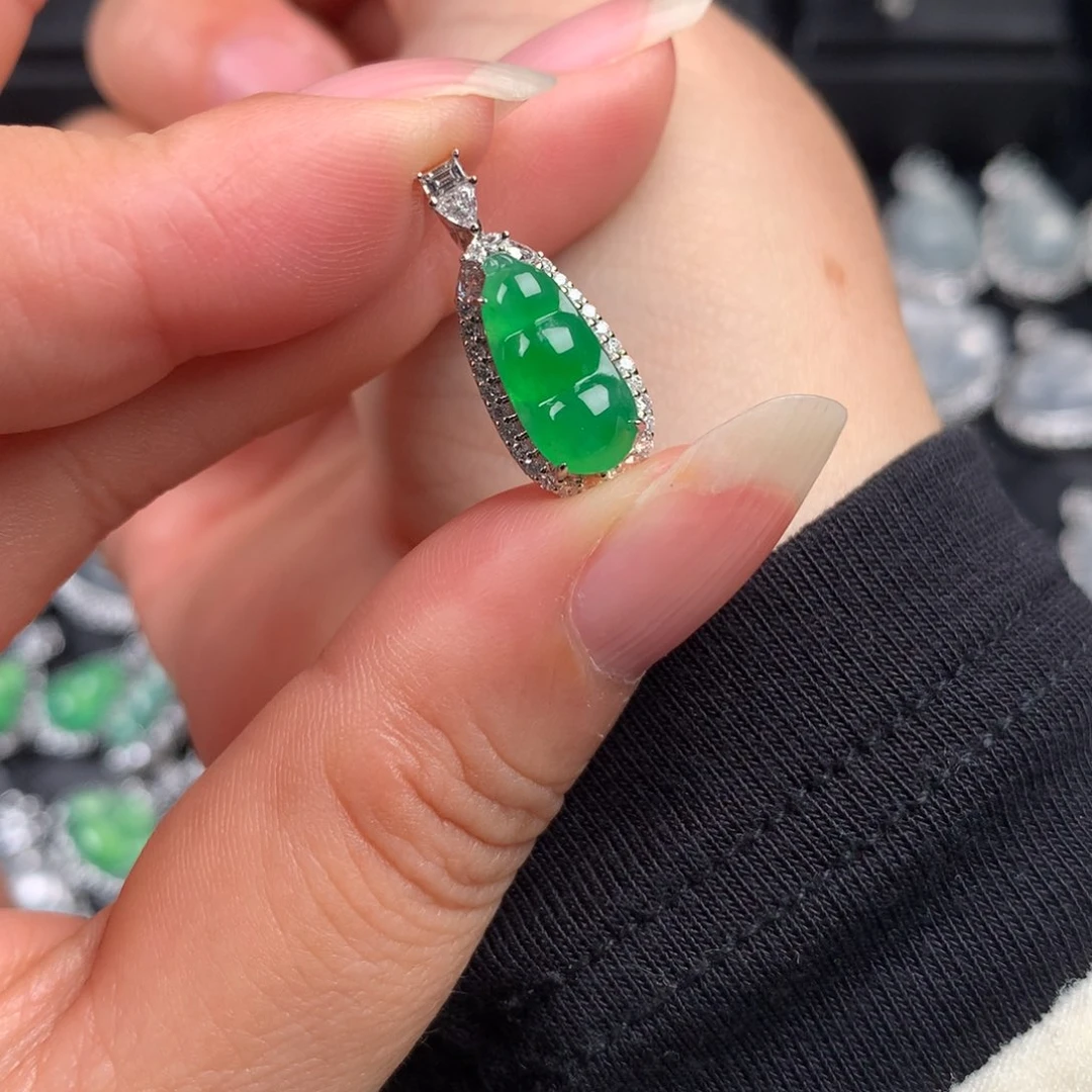 颈饰18K金镶嵌翡翠阳绿豆子