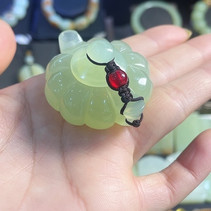 软玉未镶嵌颈饰蛇文玉