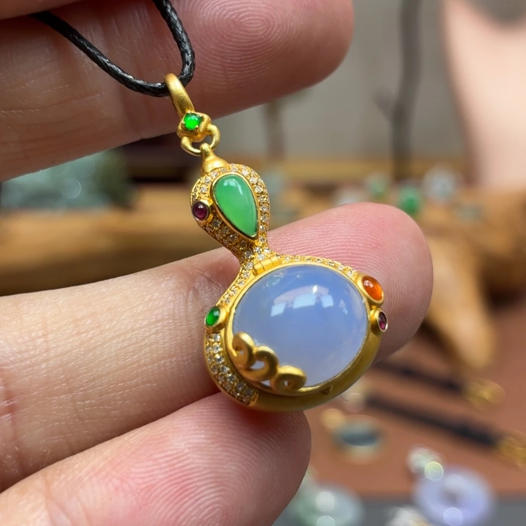 翡翠18K金镶嵌颈饰