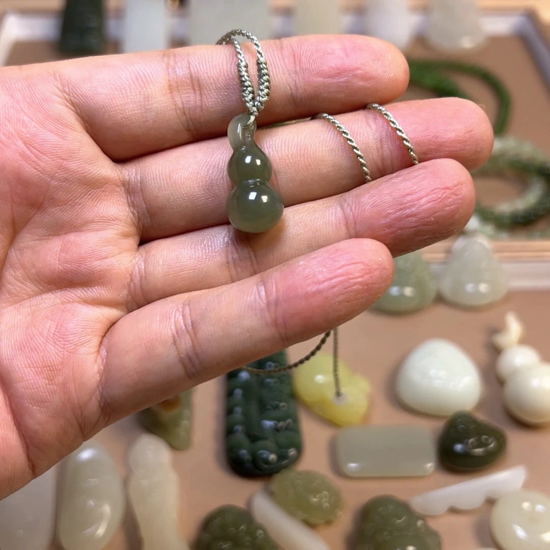 和田玉未镶嵌吊坠(赠链)