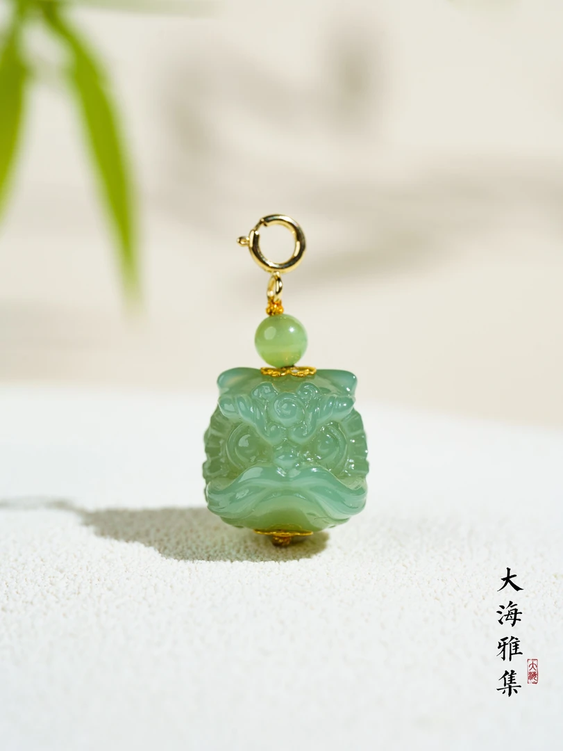【典藏粉青】 粉青猫眼和田玉醒狮吊坠 D2240