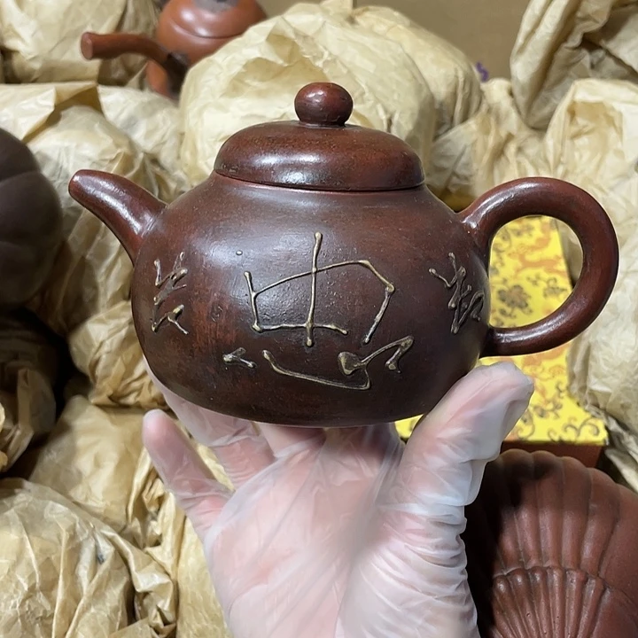 紫砂茶壶原矿泥料手工制作的一把紫砂壶。