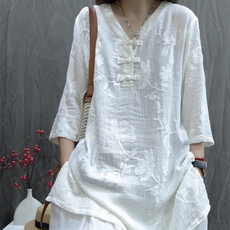 2025夏季时尚新款复古设计提花宽松V领盘扣上衣洋气百搭中袖衬衫