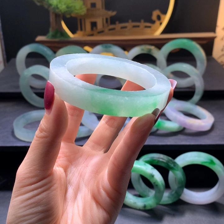 爱***宝未镶嵌翡翠手镯定制翡翠