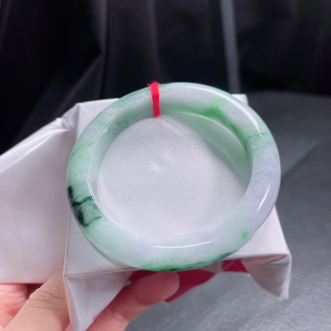 59圈口飘绿宽边手镯1309尺寸58.7*12*9.9mm有纹无裂