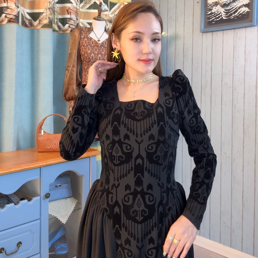 888刺绣气质修身黑色连衣裙