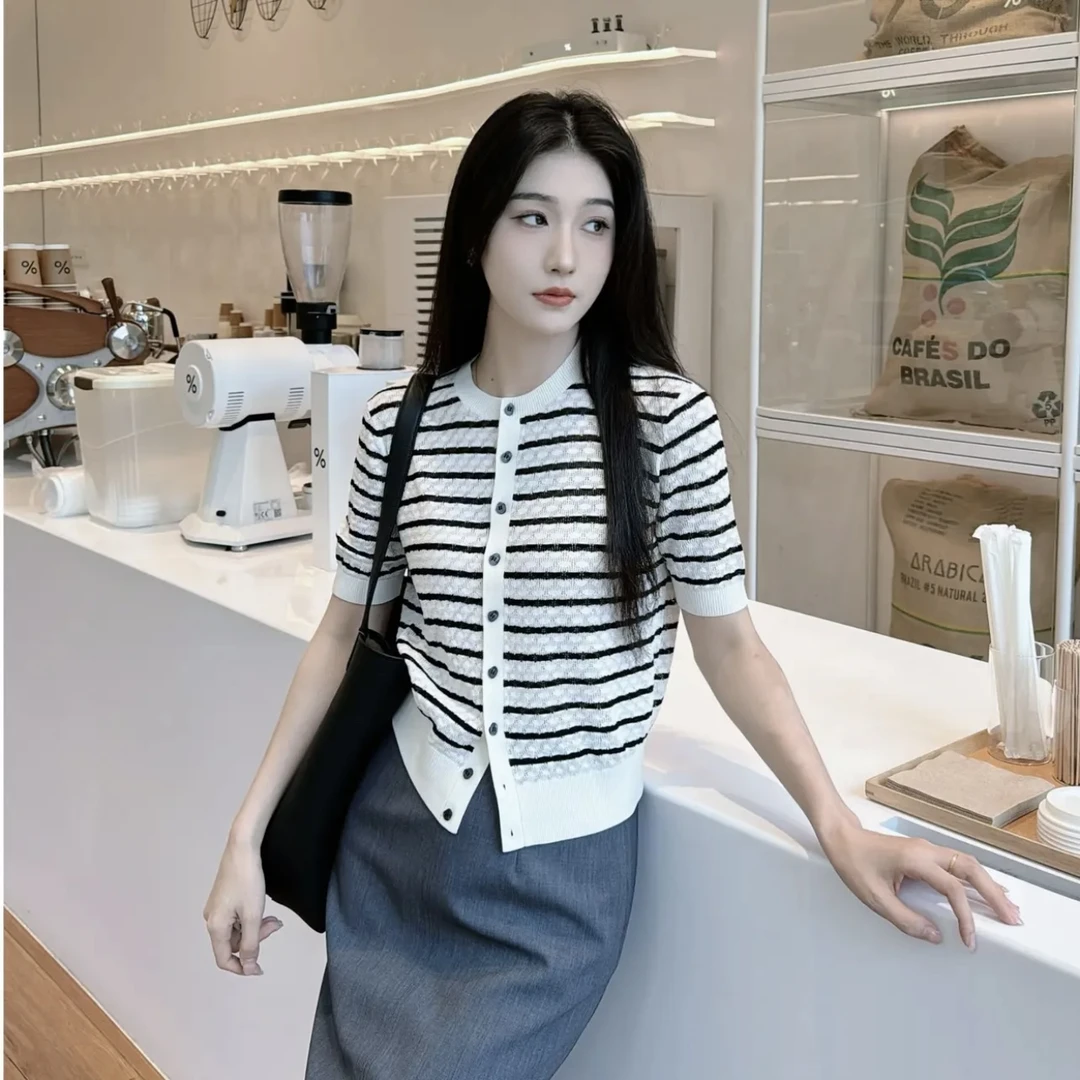 GIRDEAR/哥弟气质黑白条纹针织显瘦圆领百搭洋气短袖148005