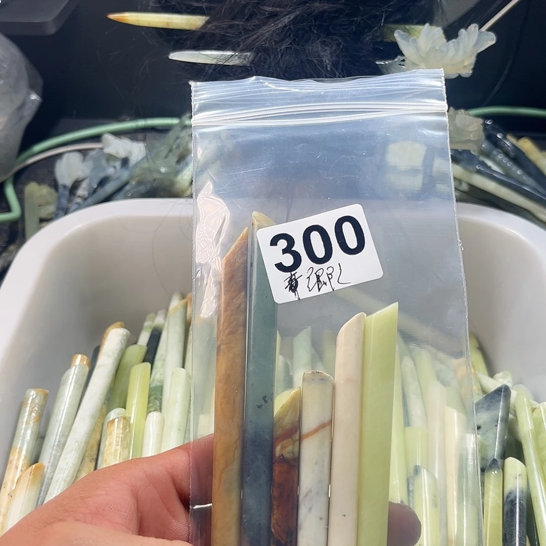 卿***吖蛇纹石玉未镶嵌颈饰
