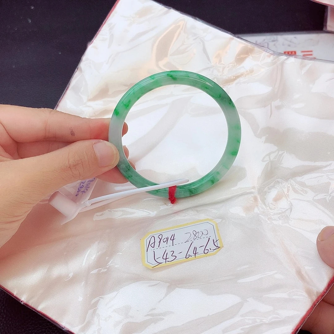 翡翠手镯未镶嵌翡翠