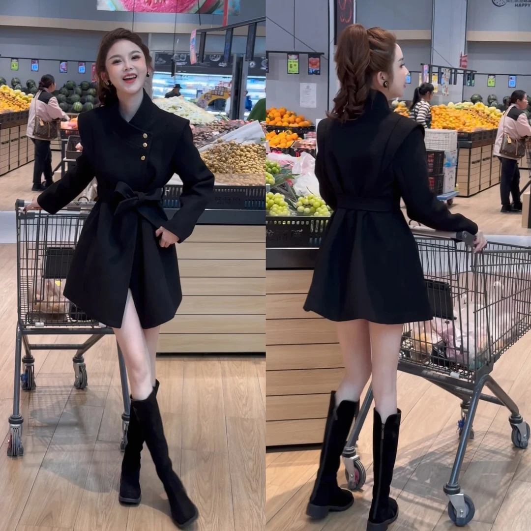 2024冬季新款赫本风时尚收腰系带直角肩气质韩版中长款大衣外套女