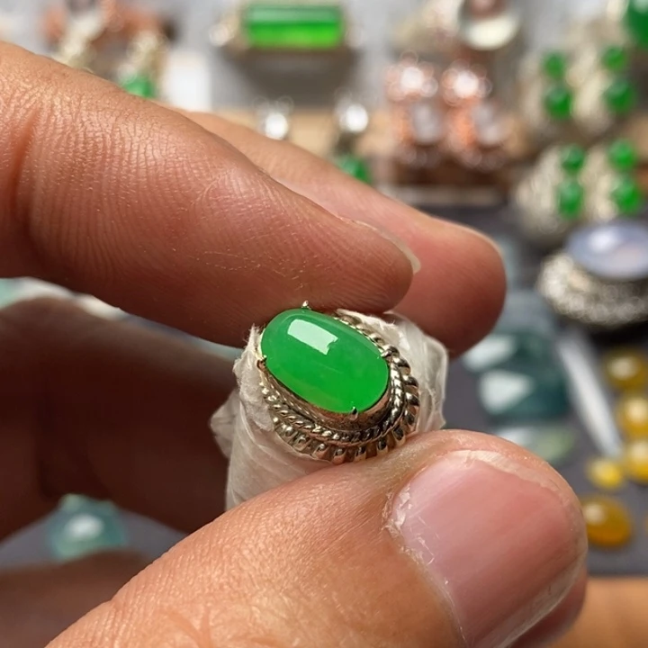 翡翠散珠冰底果阳绿戒面9.2*6.1*2.8