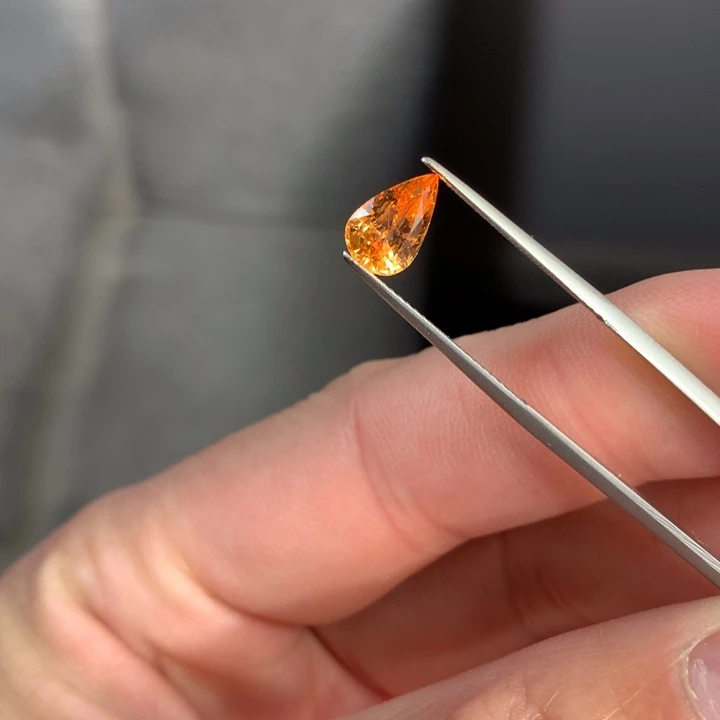 未镶嵌裸石石榴石（芬达石）1.82克拉水滴芬达