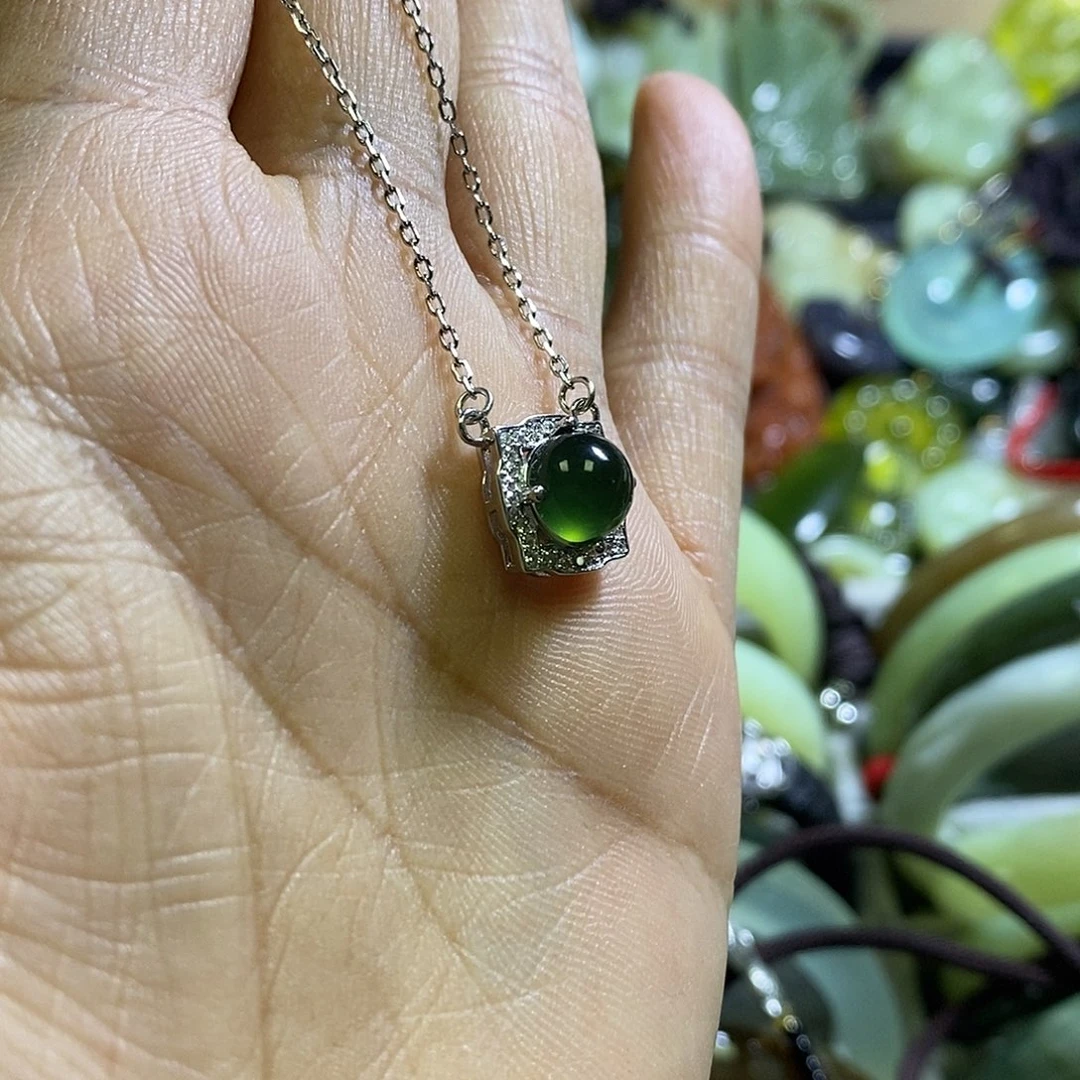 岫玉未镶嵌颈饰一个