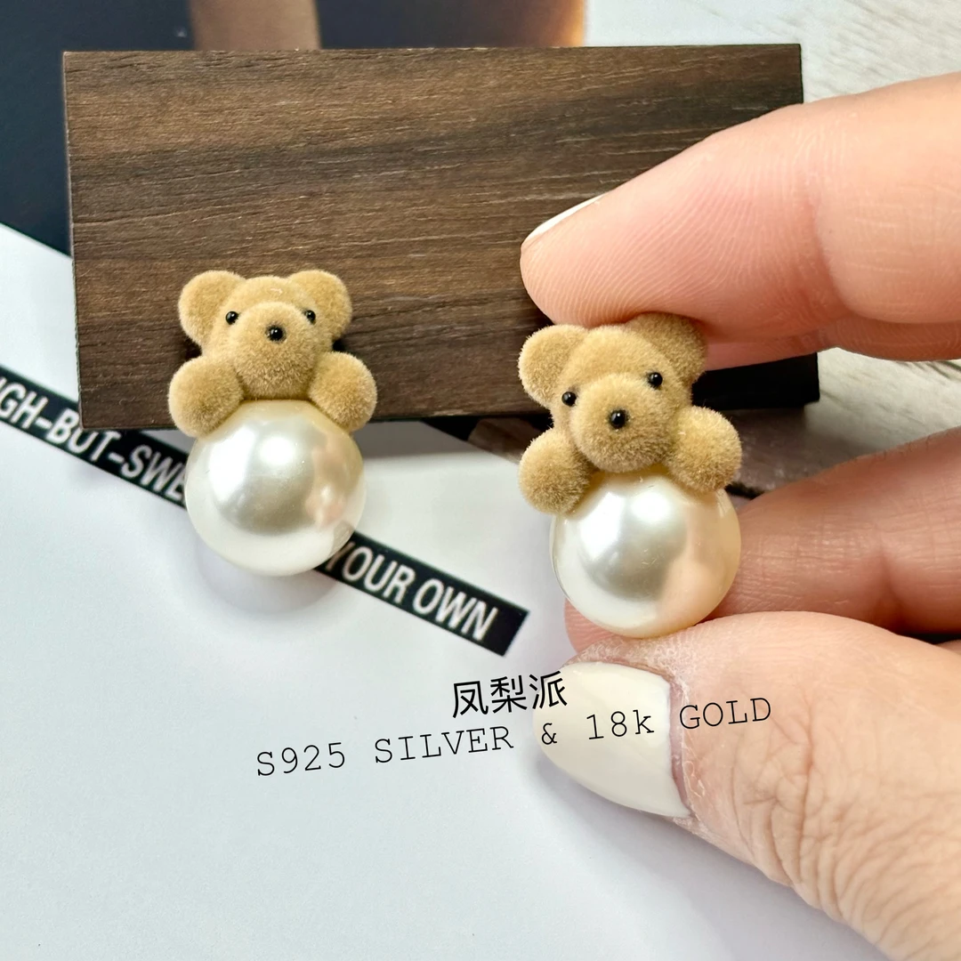 铜合金布艺耳饰 新款小熊植绒小众珠珠耳钉轻奢小众设计时尚耳饰