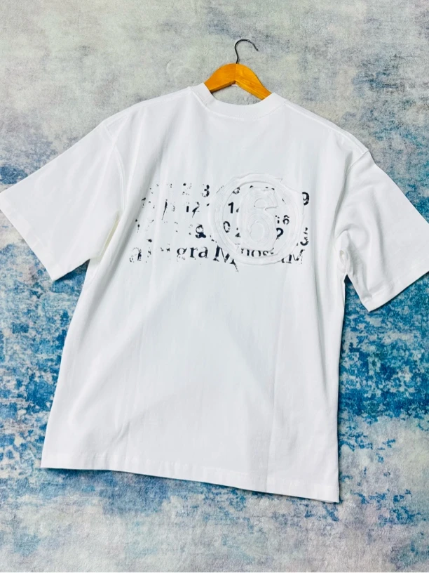 白色高克重男款潮牌宽松版t恤重工刺绣。