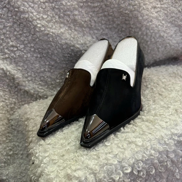 2025年女士细根时尚尖头真皮鞋