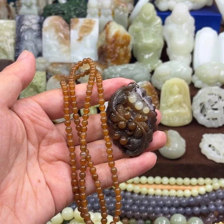 小***哥颈饰未镶嵌和田玉