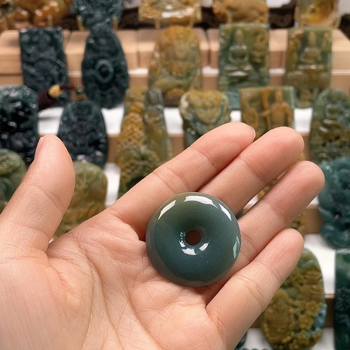 翡翠颈饰未镶嵌飞****驴天然翡翠A货平安扣