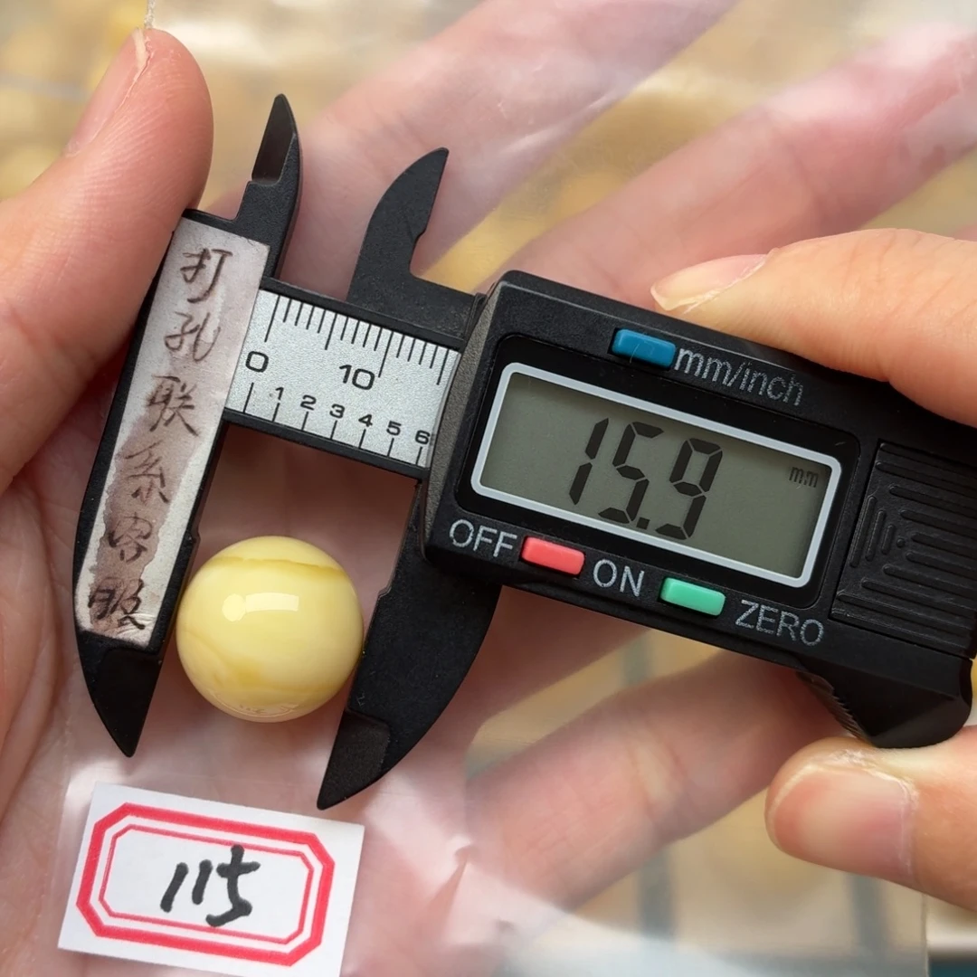 南***宫蜜蜡未镶嵌裸石蜜蜡