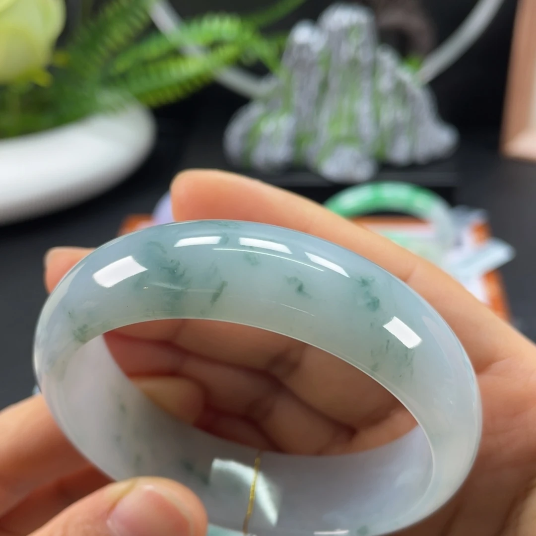 翡翠手镯未镶嵌凝*衣轮胎飘花