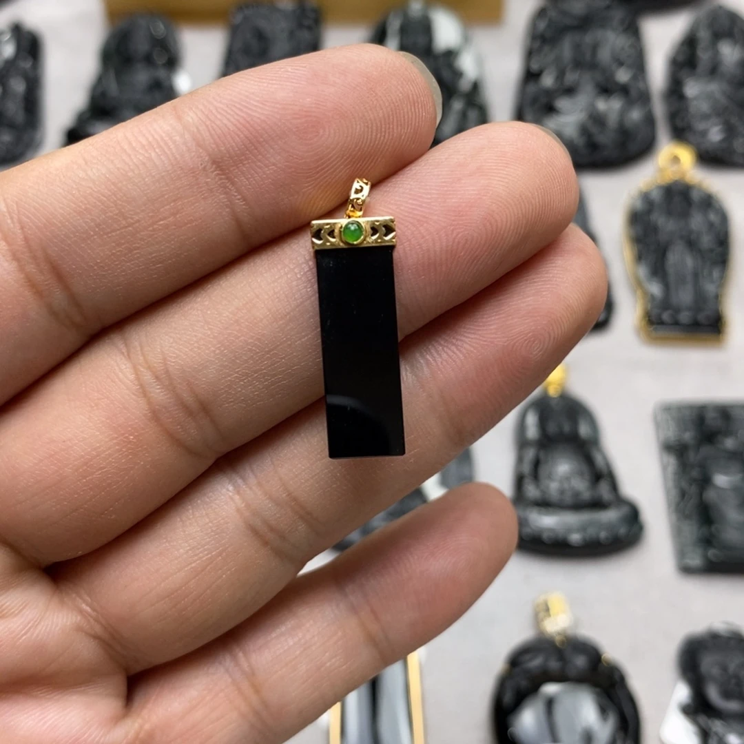 翡翠18K金镶嵌颈饰吊坠