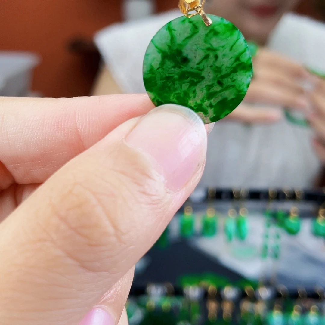 18K金镶嵌翡翠耳饰