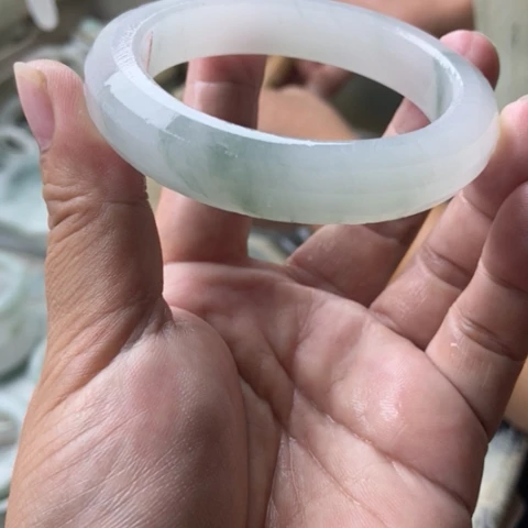 红***红石英质玉手镯未镶嵌加工定制