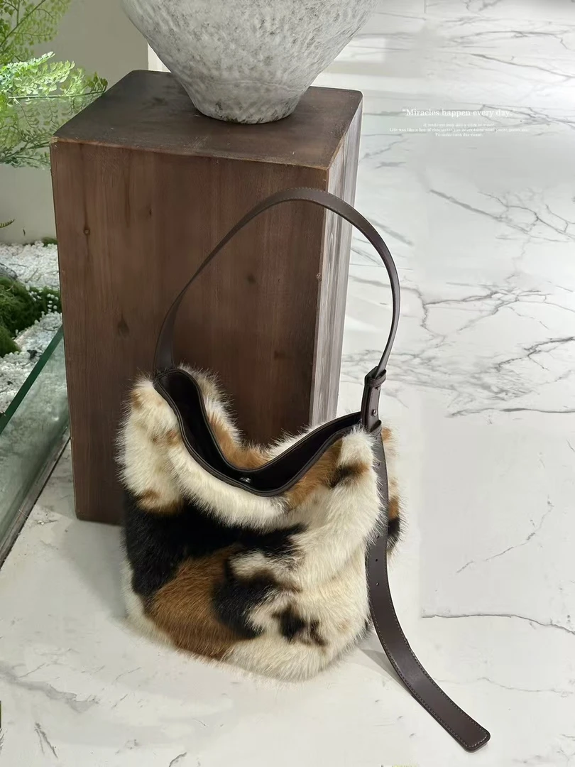 晕染花色奶牛毛绒水桶包女软糯毛毛包撞色暖呼呼腋下包单肩斜挎包