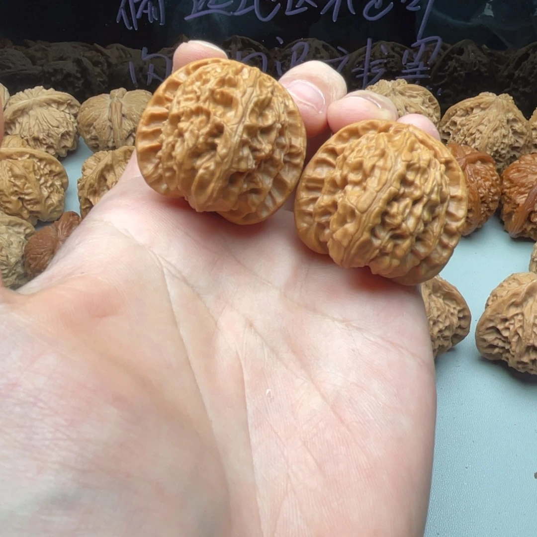 把件核桃37白狮子