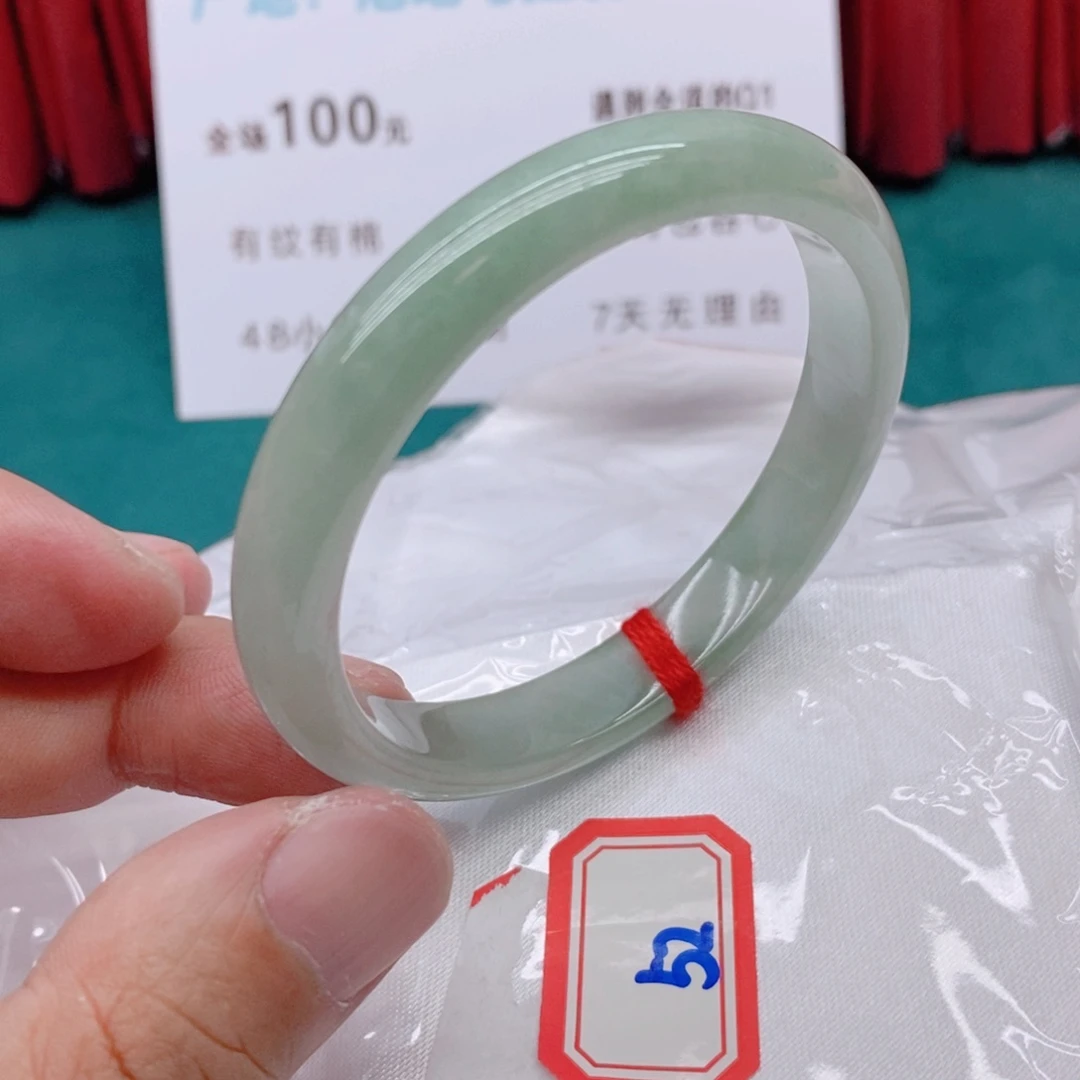 翡翠手镯未镶嵌?**?52222222222222