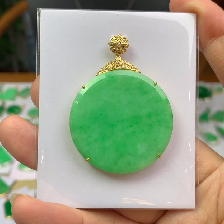 翡翠18K金镶嵌颈饰翡翠吊坠