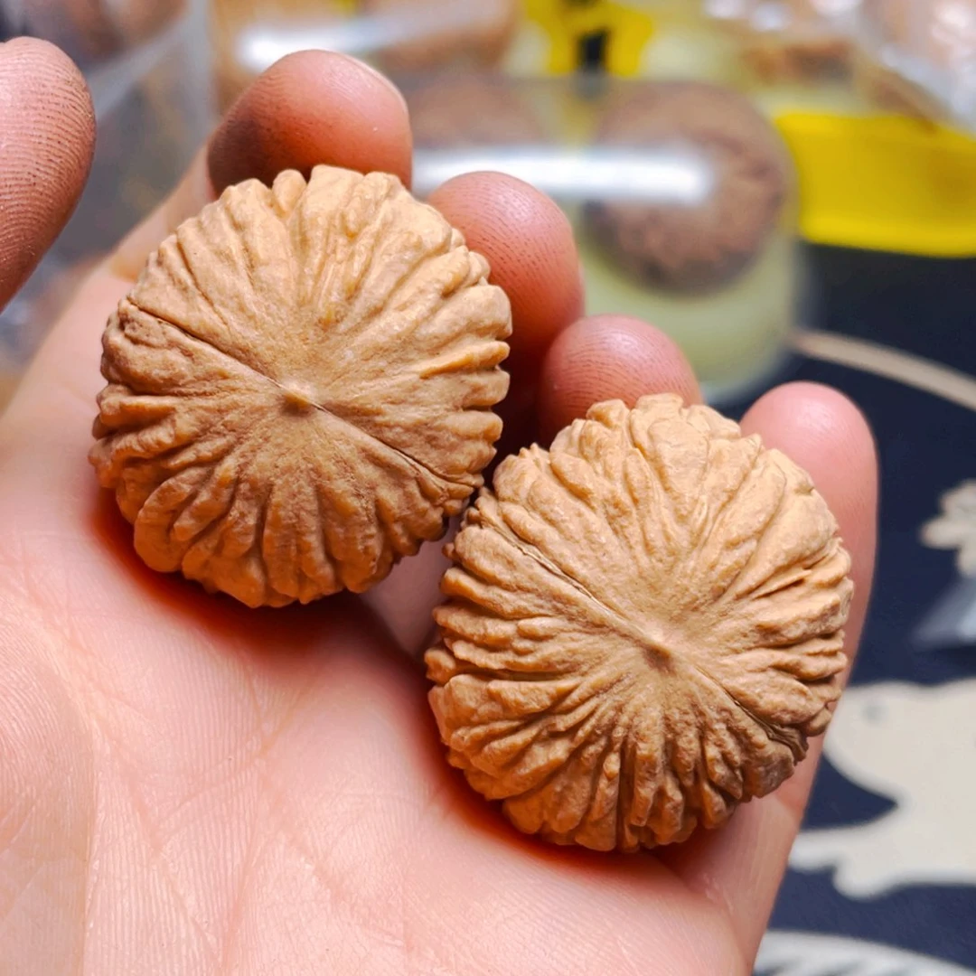 文玩核桃吊坠猴头元宝