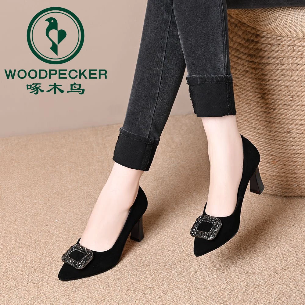 啄木鸟时尚水钻方扣气质尖头高跟鞋粗跟2025新款黑色绒面浅口单鞋