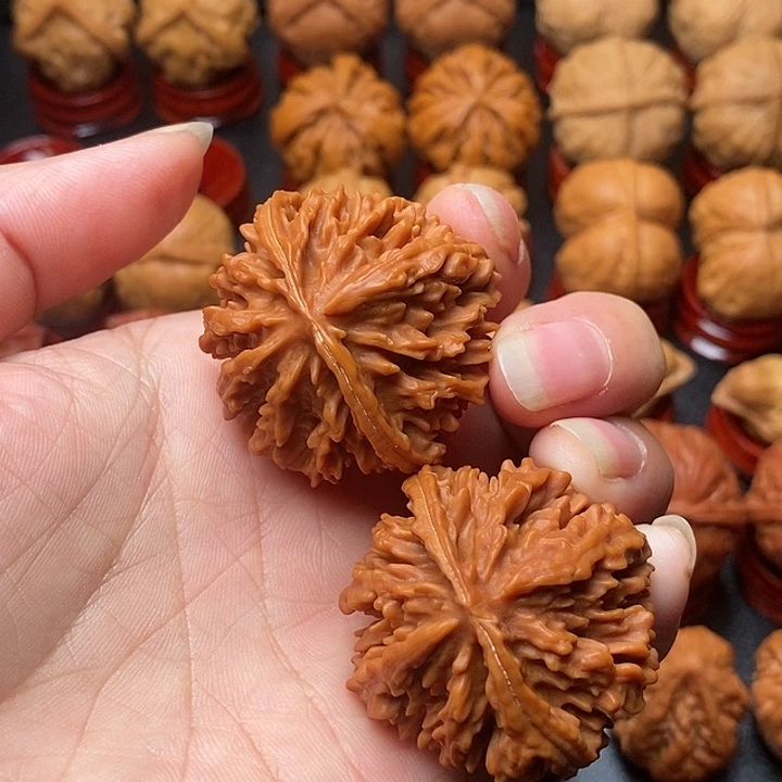 文玩核桃吊坠火麒麟