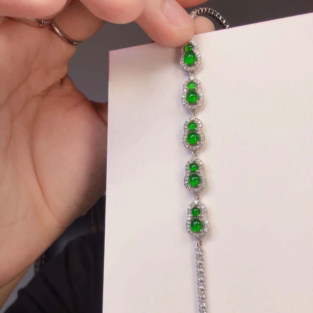 翡翠未镶嵌颈饰一件