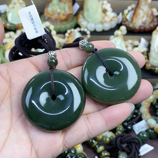 颈饰未镶嵌透闪石质玉坚**己
