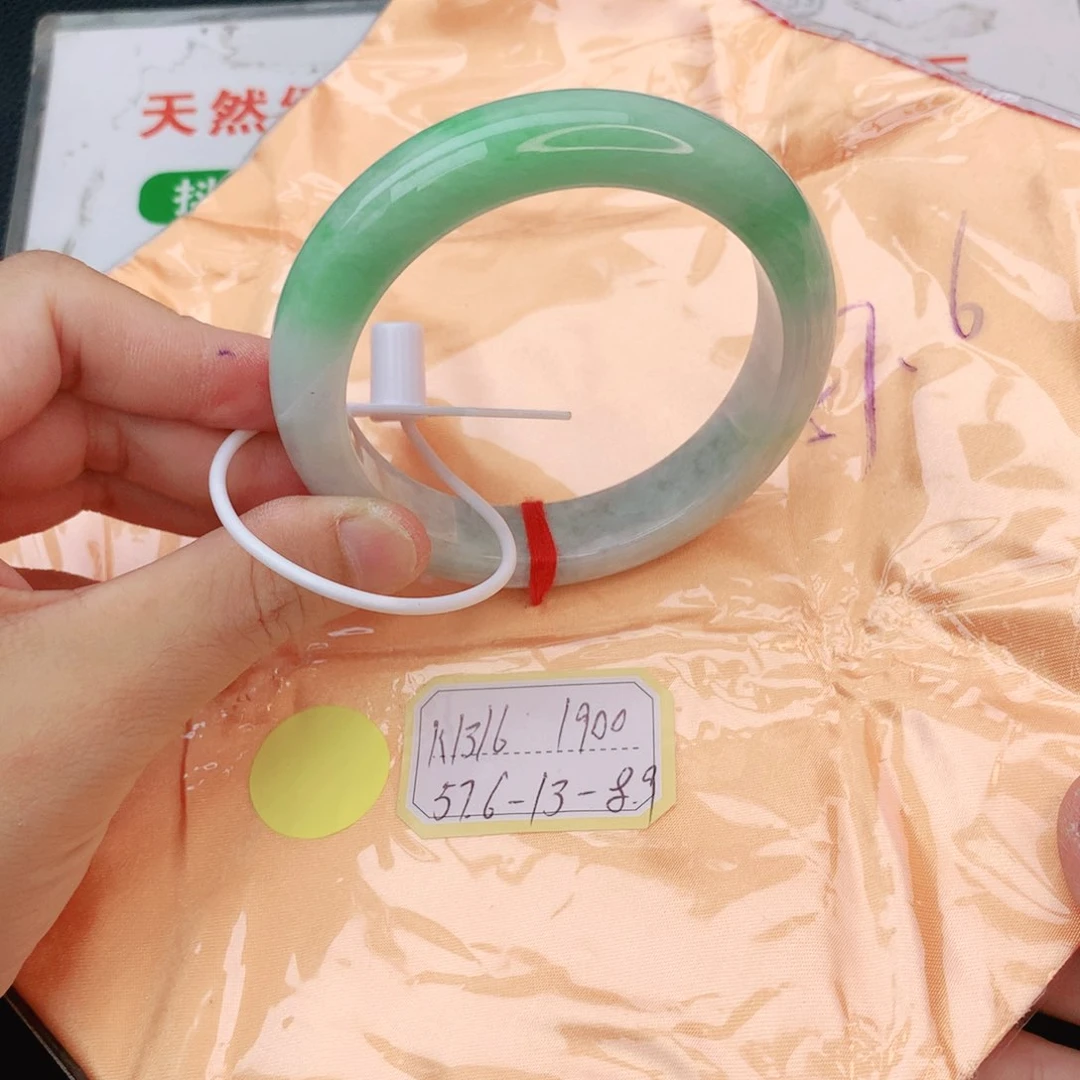 翡翠手镯未镶嵌翡翠