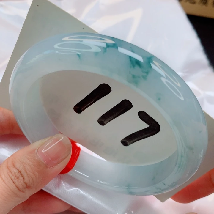 翡翠未镶嵌手镯飘蓝花