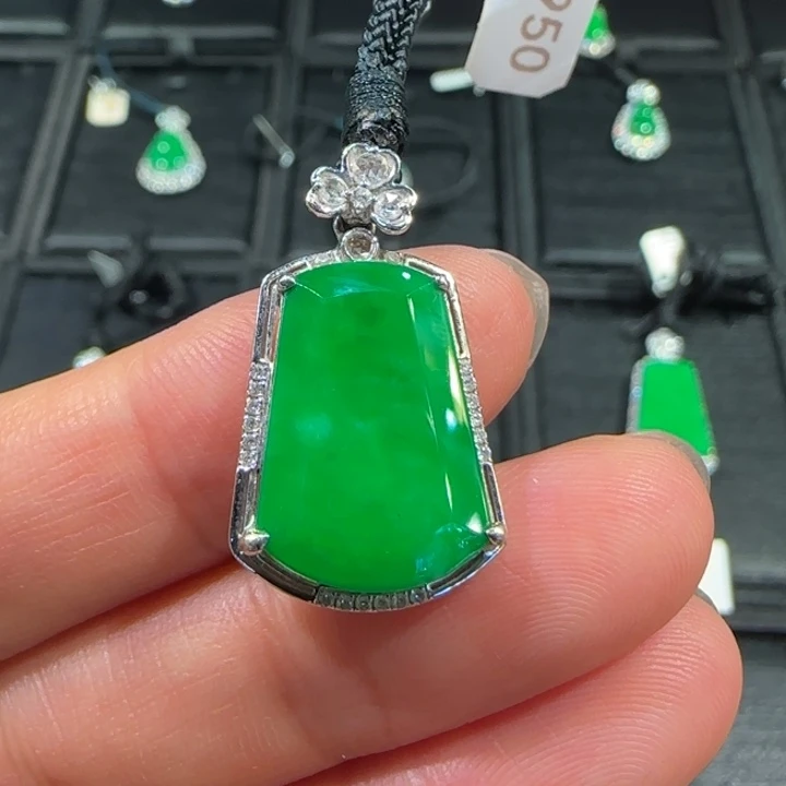 颈饰18K金镶嵌翡翠无事牌