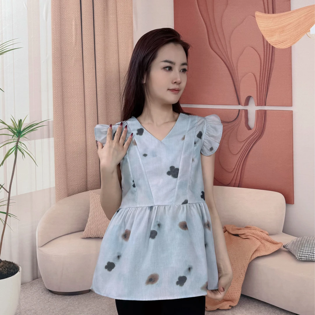 孕妇装夏季新款时尚穿搭松弛感花色短款小飞袖衬衫减龄V领娃娃衫