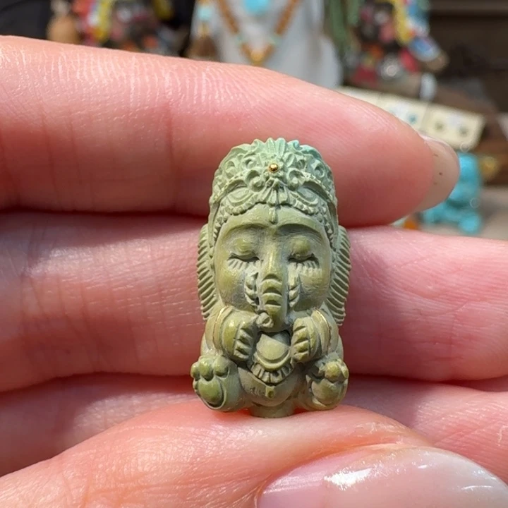 绿松石未镶嵌宝宝象神雕刻件