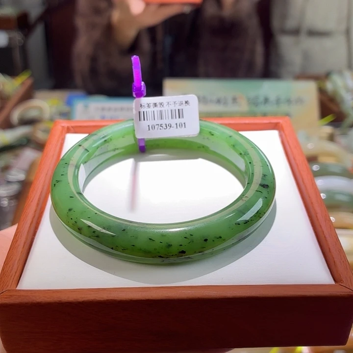 和田玉未镶嵌手镯15。 57