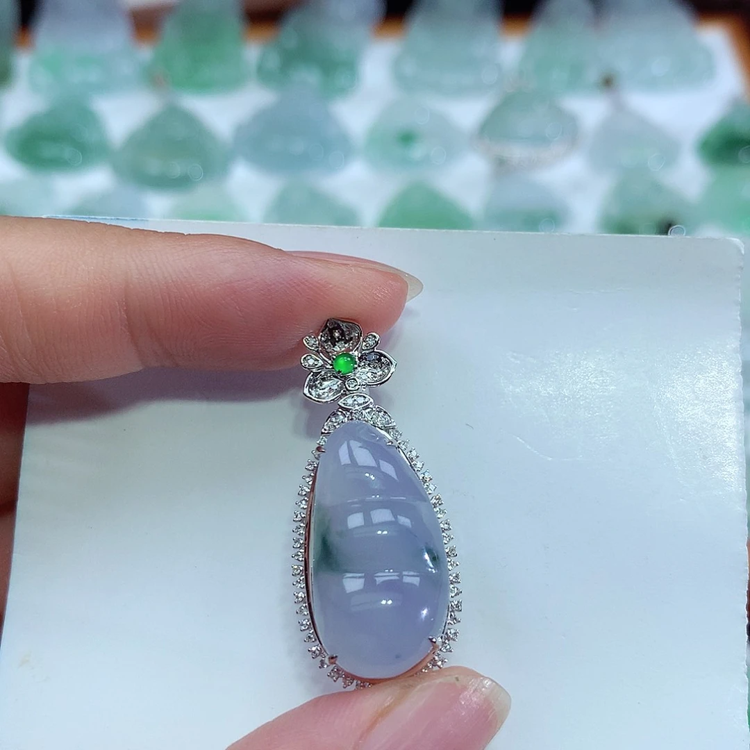 翡翠18K金镶嵌颈饰福豆