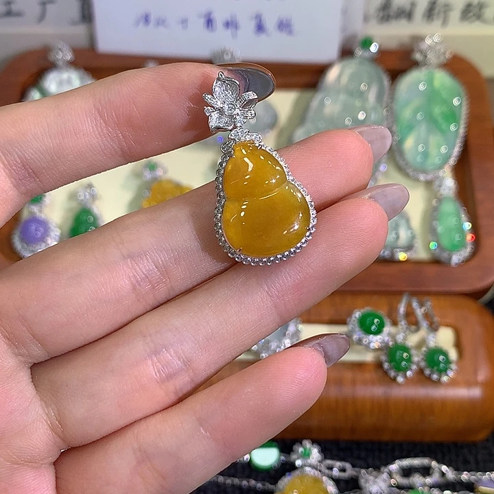 颈饰18K金镶嵌翡翠
