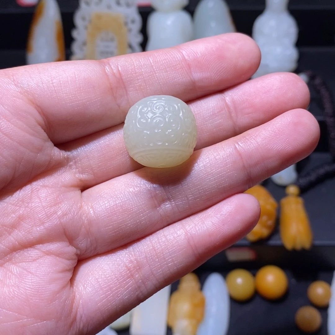 大***宝和田玉未镶嵌颈饰