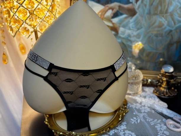 软蕾丝带钻嘴唇型内裤