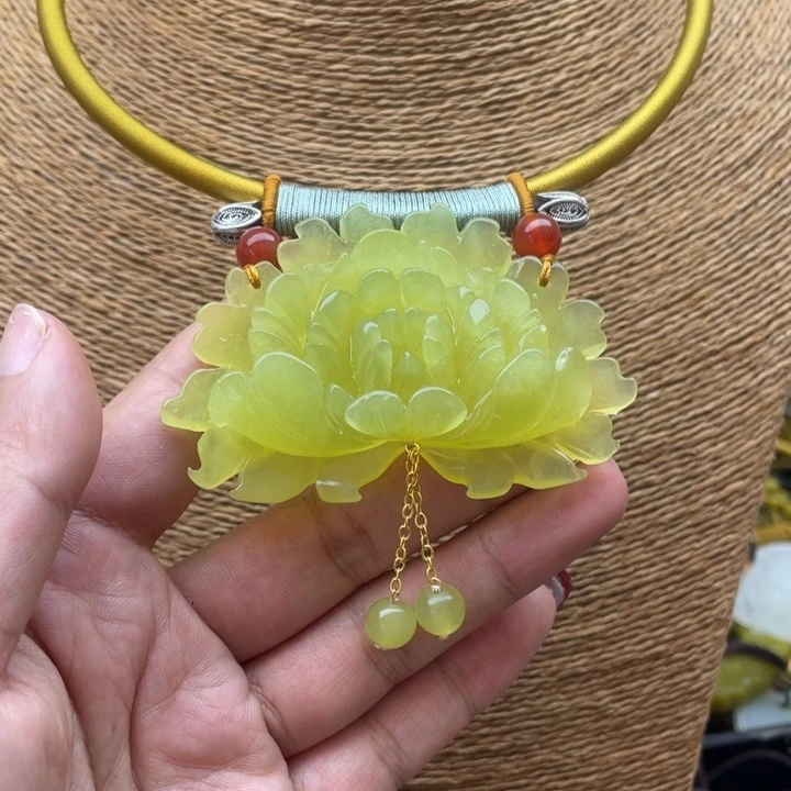 蛇纹石玉吊坠合金