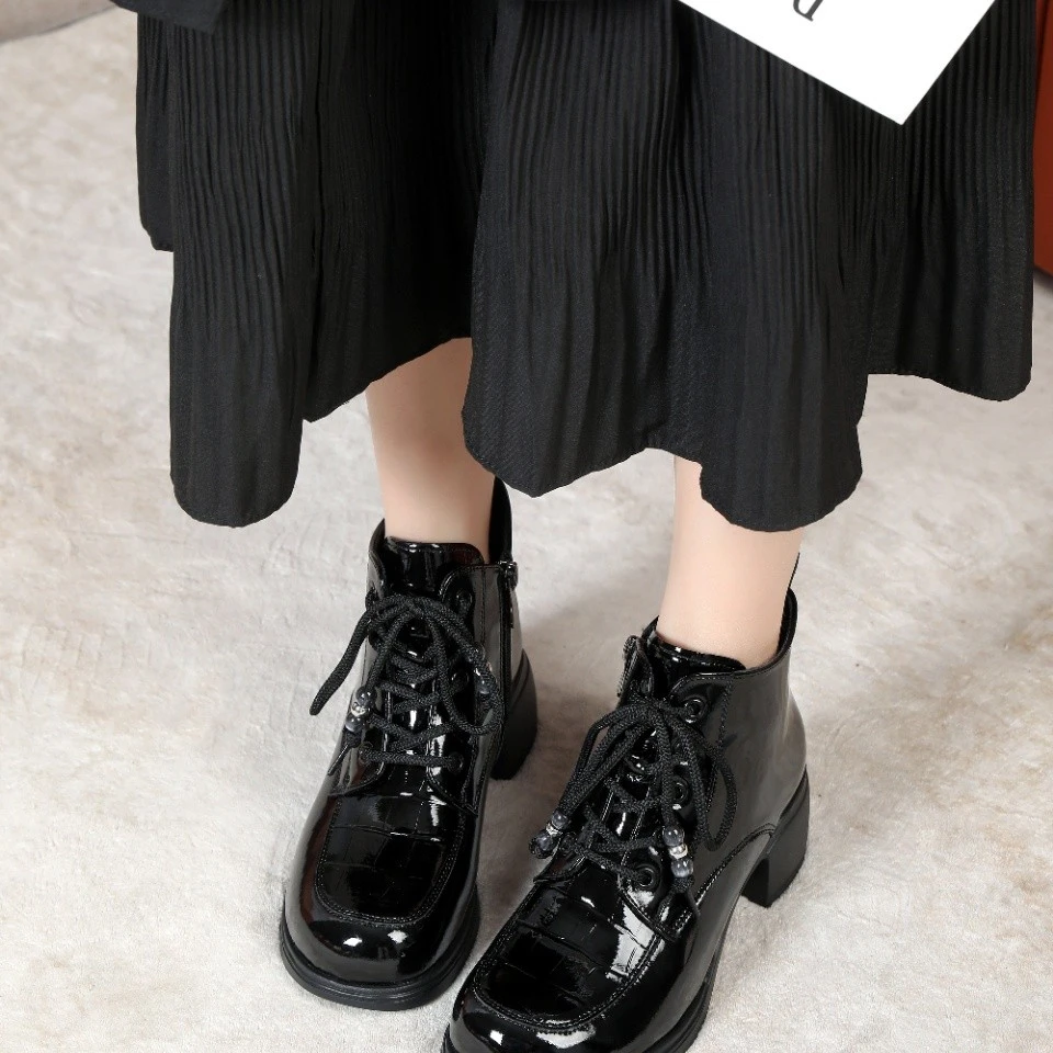 2025冬季新款大码女鞋41一43漆皮马丁靴舒适百搭加绒棉靴大号短靴