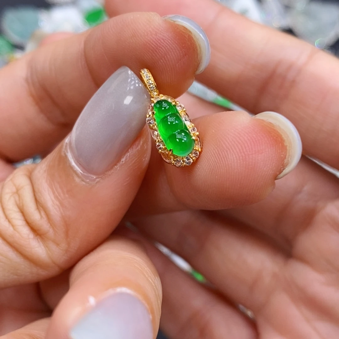 颈饰18K金镶嵌翡翠