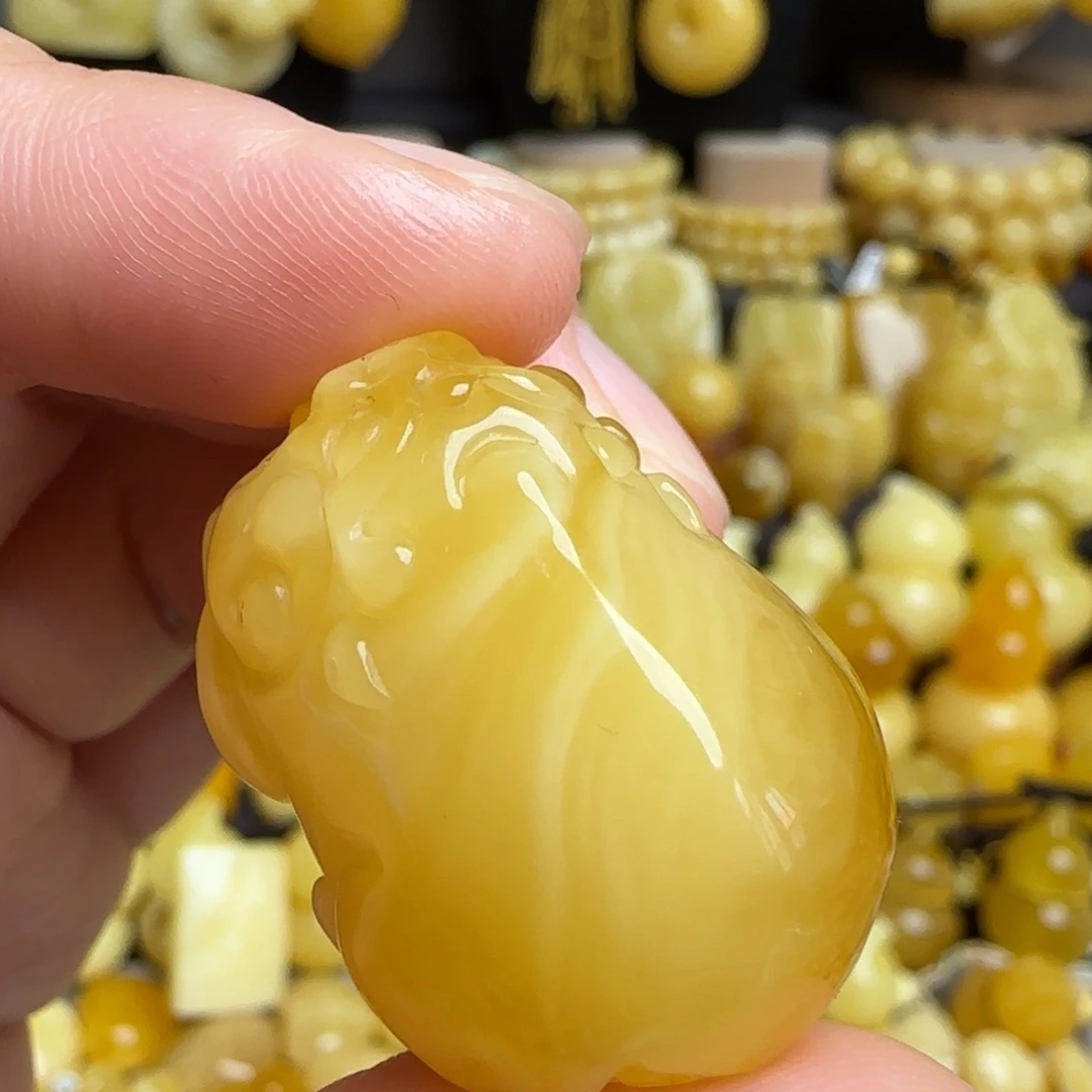 琥珀吊坠(不含链)未镶嵌天然俄料鸡油黄蜜蜡貔貅吊坠